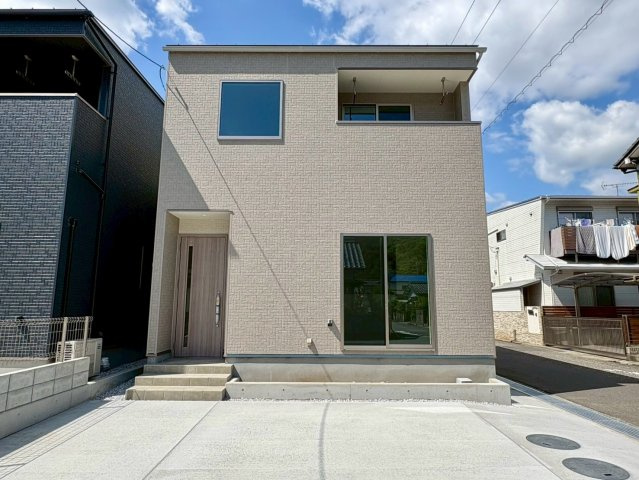 「南向き×角地」高知市朝倉建売16の外観|【限定1棟】陽当り良好な南向き！並列駐車もゆとりある、洗練されたモダンデザインの新築分譲住宅。