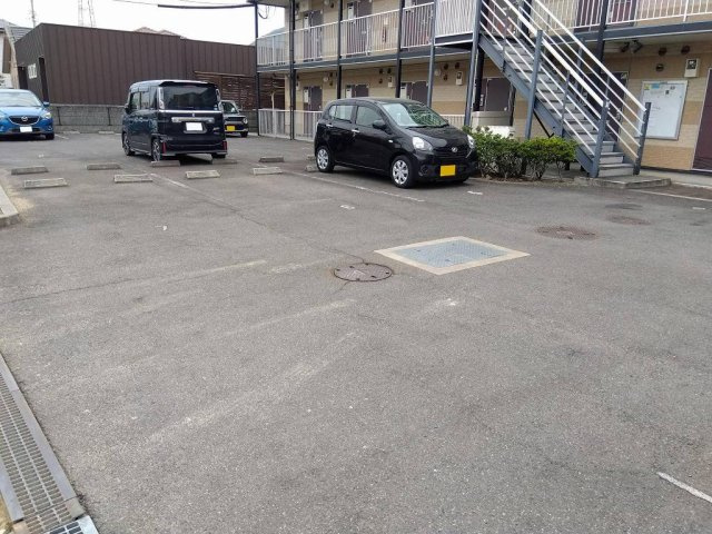 レオパレス桜坂の駐車場