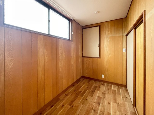 山田町小部南山貸家の洋室