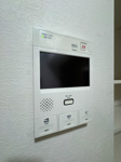 【防犯設備】 | ライオンズマンション舞鶴第3☆仲介手数料無料☆ | 来客を確認できるTVモニター付きインターホンと、防犯性の高いオートロックを完備。