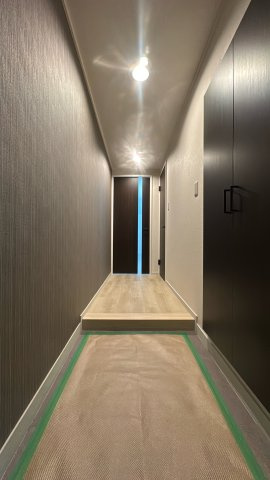 【玄関】 | ライオンズマンション舞鶴第3☆仲介手数料無料☆ | 収納力のあるシューズボックスを備えたスッキリとした玄関。落ち着いた内装が、住まいの顔としてお客様や家族を優しく迎え入れます。毎日を気持ちよくスタートできる、清潔感のある空間です。