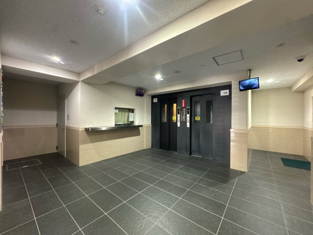 【その他共用部分】 | ライオンズマンション舞鶴第3☆仲介手数料無料☆ | 来客を確認できるTVモニター付きインターホンと、防犯性の高いオートロックを完備。