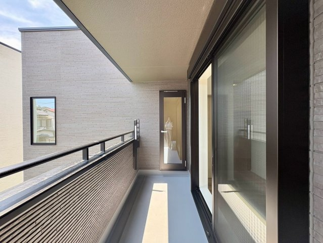 「玄関広々で1階に和室あり」高知市鴨部2号地　新築一戸建てのバルコニー|陽当たり・通風良好なバルコニー！お洗濯物もカラッと気持ちよく乾きます。