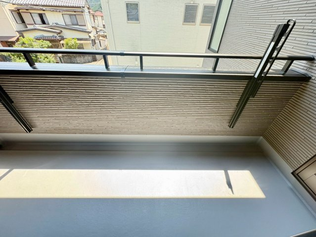 「玄関広々で1階に和室あり」高知市鴨部2号地　新築一戸建てのバルコニー|屋根付きで急な雨でも安心なインナーバルコニー。ゆとりある広さで布団干しもラクラク。