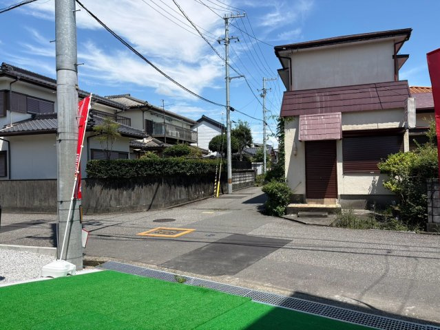 「玄関広々で1階に和室あり」高知市鴨部2号地　新築一戸建ての前面道路含む現地写真|閑静な住宅街に位置する落ち着いた住環境。車の通り抜けも少なく、小さなお子様がいるご家庭も安心です。
