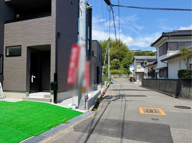 「玄関広々 和室あり」高知市鴨部2号地　新築一戸建ての前面道路含む現地写真|敷地への出入りがしやすい前面道路。見通しも良好でお車の駐車や毎日の通勤もスムーズです。