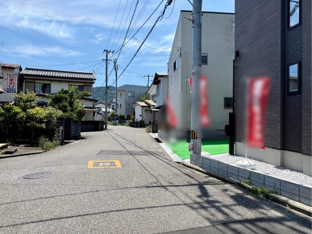 「玄関広々で1階に和室あり」高知市鴨部2号地　新築一戸建ての前面道路含む現地写真|緑豊かな空が広がる穏やかな周辺環境。日当たりを遮る高い建物がなく開放感があります。