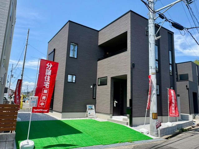 「玄関広々 和室あり」高知市鴨部2号地　新築一戸建ての外観|8/22撮影。街並みに映えるモダンな外観。 洗練されたデザイン♪