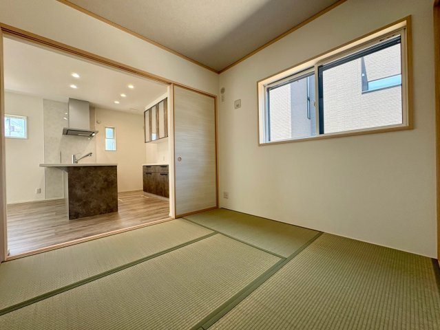 「玄関広々 和室あり」高知市鴨部2号地　新築一戸建ての和室|LDKと隣接した便利な和室！お子様の遊び場やお昼寝スペース、客間としても重宝する一室です。