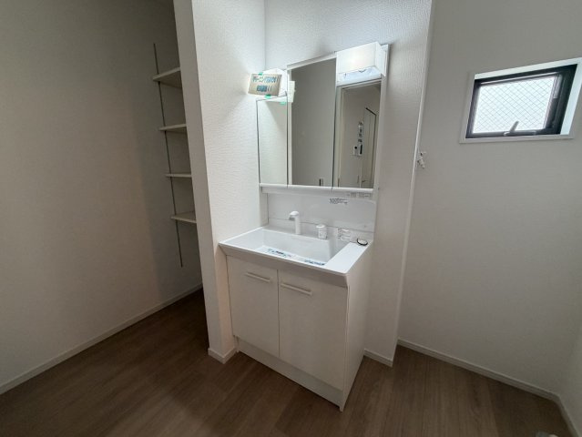 駅チカ！土浦市中央新築戸建♪の独立洗面台|独立洗面台、小物を置くことができて便利です