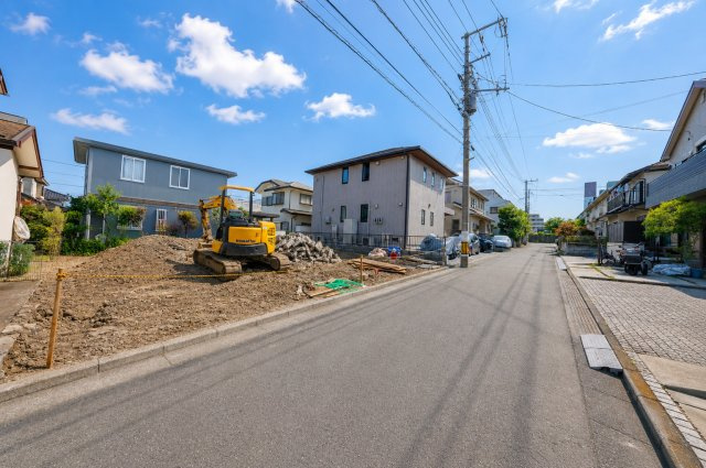 約49坪のゆとりある敷地。広い南庭と全室南向きを叶えた4LDK新築戸建て★仲介手数料無料★の前面道路含む現地写真