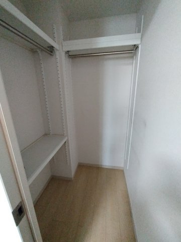 ポレスター小山タワーレジデンスの収納|7畳洋室横ウォークインクローゼット