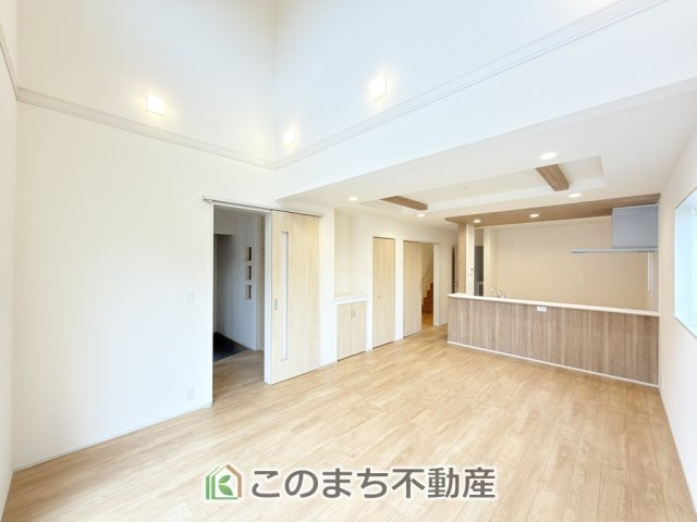 ブルーミングガーデン宇都宮市東原町の居間・リビング|開放感のある広々としたリビング☆家族みんなでゆったりくつろげます♪
南側から暖かな日差しが差し込みます♪キッチンからリビングの様子がよく見渡せます☆