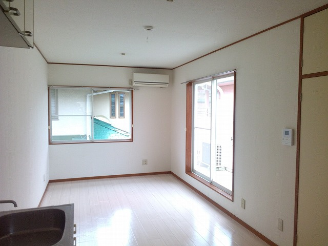 グリーンハイツの居間・リビング|２面採光のお部屋です