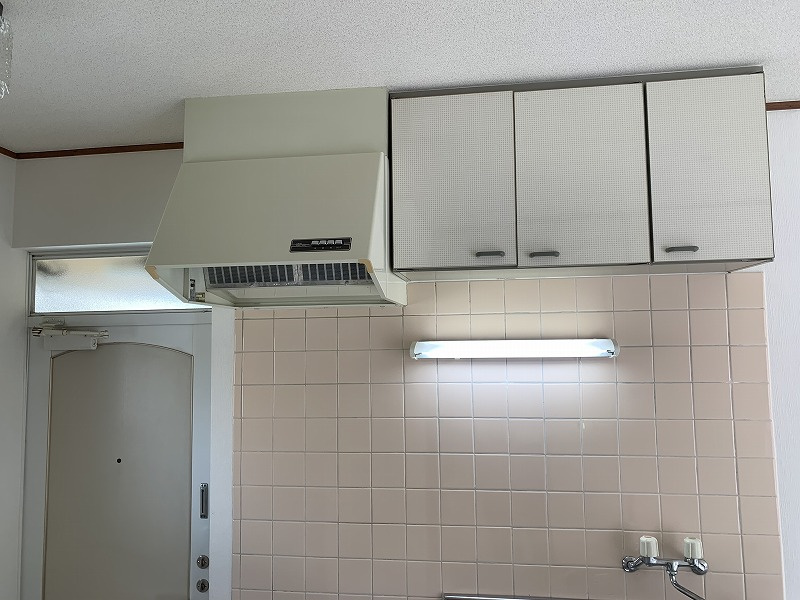 グリーンハイツのキッチン|参考写真　上部収納付き
