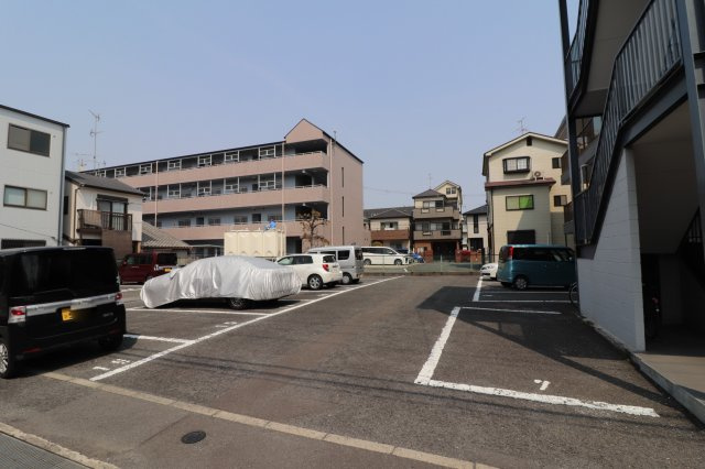 ホワイトピア中西の駐車場