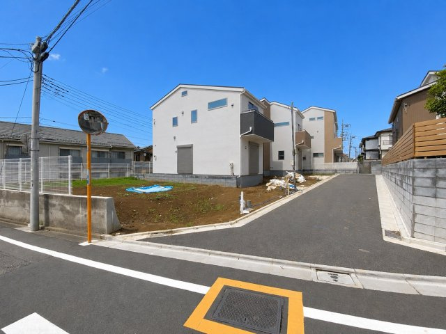 板橋区赤塚7丁目 全3棟 2号棟の前面道路含む現地写真|南北の道路に面し陽当り・風通し良好♪
本分譲地のみが利用可能な開発道路
穏やかで住み心地の良いエリア
光が丘公園や赤塚植物園なども近くにあり
休日には気軽にお楽しみいただけるスポットが沢山あります