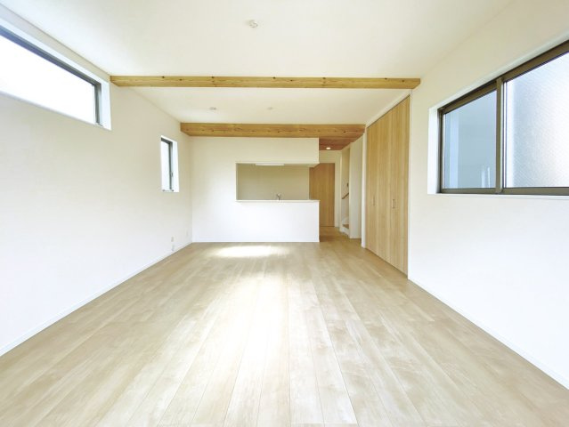 板橋区赤塚7丁目 全3棟 2号棟の居間・リビング|家の中心でもあるLDKは17.3帖の開放感
三面開口の明るく快適な家族団らんスペースです
リビング+水回りを配した生活しやすい間取りです(2号棟)