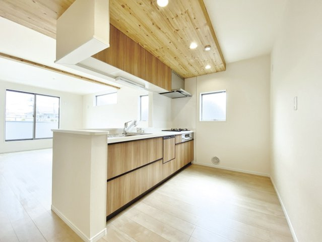 板橋区赤塚7丁目 全3棟 2号棟のキッチン|デザイン性と機能性を兼備えた人気の対面式システムキッチン搭載
暖かみのある色合いでリビングにもなじみます(2号棟)