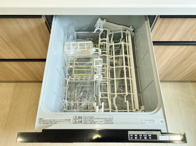 板橋区赤塚7丁目 全3棟 2号棟のキッチン|【食器洗乾燥機】
食後の片づけに便利な食器洗乾燥機が標準装備です 時間が有効活用でき、節水にもなります