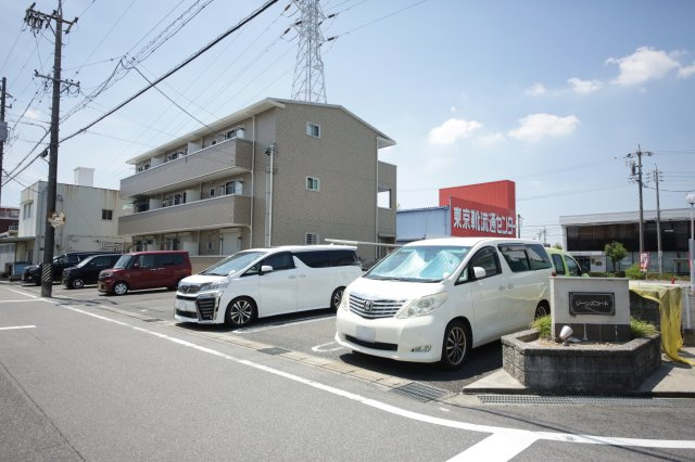 ジーンズコートの駐車場