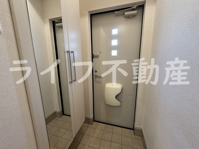 クリスタルガーデン　カラーの玄関|きれいな玄関です