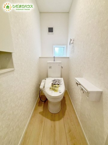 野田市野田第10　新築戸建　2号棟のトイレ|小窓が付いているので、トイレも明るい空間になっております♪