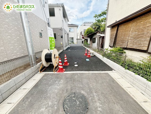 野田市野田第10　新築戸建　2号棟の前面道路含む現地写真|私道は不特定多数の通行が少ないため、騒音や振動が少なく、住宅地として落ち着いた環境で安心です(^^)/