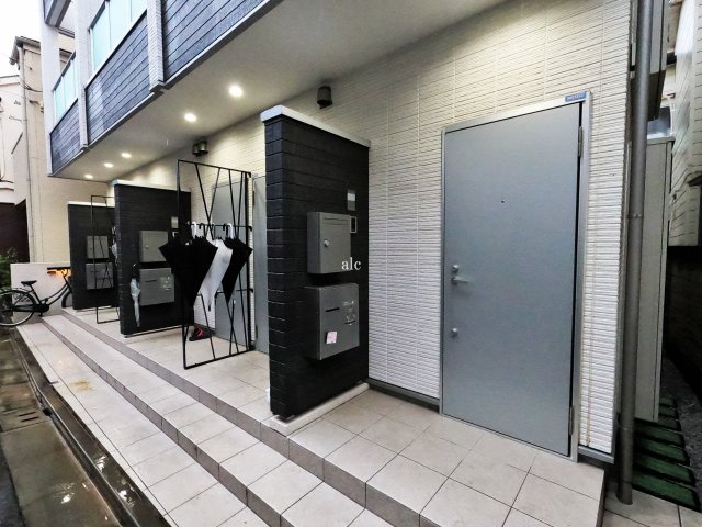 北区赤羽西４丁目のアパートのエントランス