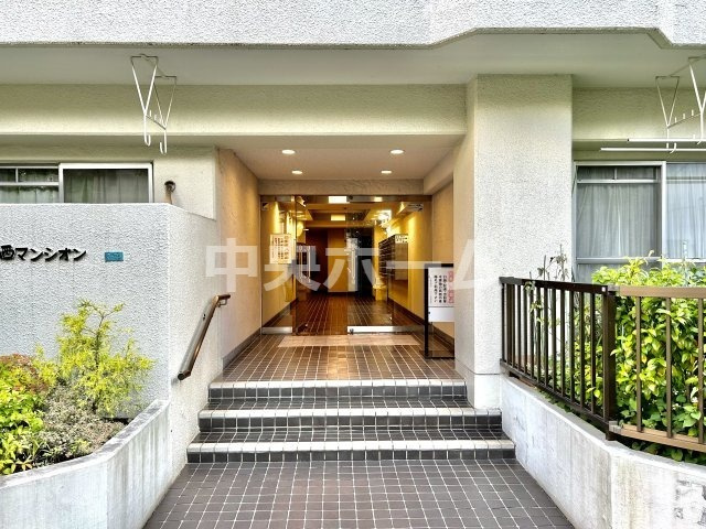 中銀新葛西マンシオンのエントランス|【エントランス】マンションのエントランスは、その物件の印象を決める、顔とも言える場所です。毎日通る場所ですからきれいなのが一番です。エントランス内はオートロックですので暮らしの安全も確保されています。