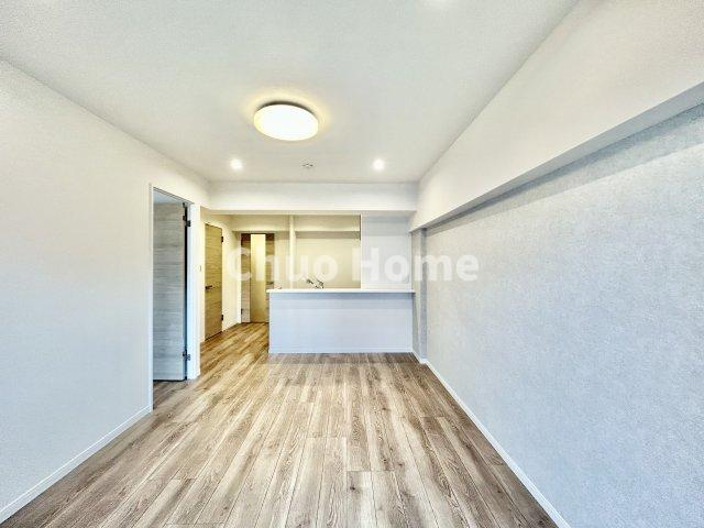中銀新葛西マンシオンのダイニング|【ダイニング】忙しい朝でも、しっかり家族が揃って食事をして頂けるゆとりある大きさのダイニングスペース。奥様が作る手料理をカウンター越しに受けとって頂き、テーブルで囲む素敵な時間を存分に愉しんで下さい。