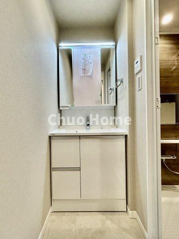中銀新葛西マンシオンの独立洗面台|【洗面化粧台】洗面化粧台には三面鏡を採用。身だしなみを整えやすい事はもちろんですが、鏡の後ろに収納スペースを設ける事により、散らかりやすい洗面スペースをすっきりさせる事が出来るのも嬉しいですね
