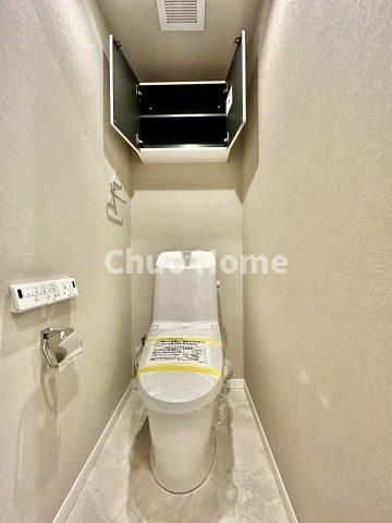 中銀新葛西マンシオンのトイレ|【トイレ】 収納スペースをしっかりと確保した温水洗浄便座機能付きトイレ。温水洗浄便座は清潔にお使いいただくための大切なアイテムです。