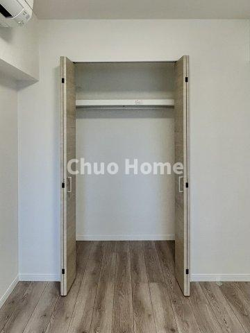 中銀新葛西マンシオンの収納|居室にはクローゼットを完備し、自由度の高い家具の配置が叶うシンプルな空間です。お子様の成長と必要になる子供部屋を与えるにはぴったりの間取りですね。