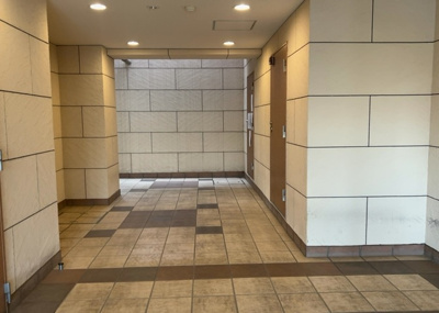 【エントランス】 | アシェールさがみ野 | マンションのエントランスには、もともと風よけや防犯の役割がありますが、マンションによって宅配ボックスなどの設備が備わっている所もあります。日々の生活をイメージしながら生活しやすさをチェックしましょう。