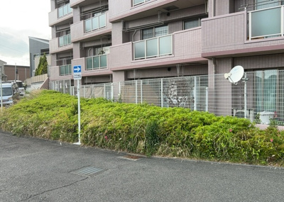【外観】 | アシェールさがみ野 | 隣家の土地はどうなっているのか、生活利便施設が近くにあるのか、学校まで近いかなど、お客様のライフスタイルにあわせたイメージが重要です。また、近くにあると困る施設が近くにないかも確認するといいでしょう。