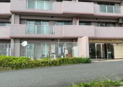 【現況写真】 | アシェールさがみ野 | 道幅が広い場所は日当たりや風通が良好です。幅が広いのですれ違いも可能ですし大きな車でも駐車可能！一方で、大型車が通ることも多くなるため交通量の増加により騒音に繋がります。また土地の値段が高くなります。