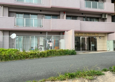 【構造・工法・仕様】 | アシェールさがみ野 | ＲＣ造、Reinforced Concreteは直訳すると補強されたコンクリートです。主に柱や梁・床・壁が鉄筋とコンクリートで構成おり、鉄筋を組んだ型枠にコンクリートを流し込んで固めたものを指します。