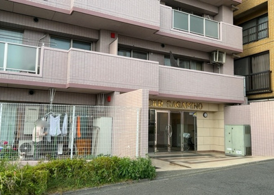 【外観】 | アシェールさがみ野 | 外観はマンション管理がされているかの目安になります。築年数が古いと、壁面は劣化してひび割れが生じることも！建物が古びていても細かいところが修繕されていると、きちんと管理されているなぁと感じるでしょう。
