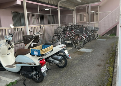 【駐車場】 | アシェールさがみ野 | 車一台あたりに必要なスペースは、標準サイズの普通自動車で横幅2m50cm、長さ5mは必要になります。ただし、乗降のことも考慮して横幅3m30cm、長さ5m50cmほどは確保できるところを選びましょう。