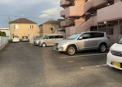 【駐車場】 | アシェールさがみ野 | 駐車場と明記されていても、最小スペースでつくられた駐車場だと大型車は駐車できなかったり、出入りしにくくなったりする可能性があります。お車のサイズと購入したい物件の駐車場のサイズを現地で確認しましょう。
