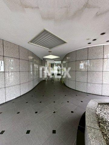 横浜市西区桜木町７丁目の賃貸マンションのエントランス
