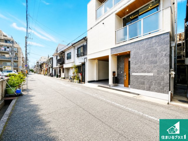 尼崎市崇徳院　中古一戸建ての前面道路含む現地写真|周辺は閑静な住宅街！前面道路広々で車の出し入れも便利です。駐車が苦手な方でも安心して車庫入れできます！