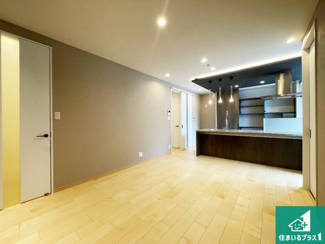 尼崎市崇徳院　中古一戸建ての居間・リビング|シンプルなリビングは、観葉植物等のインテリアを楽しめますね！パパ好みにも、ママ好みにも家具次第で雰囲気を変えることができます！