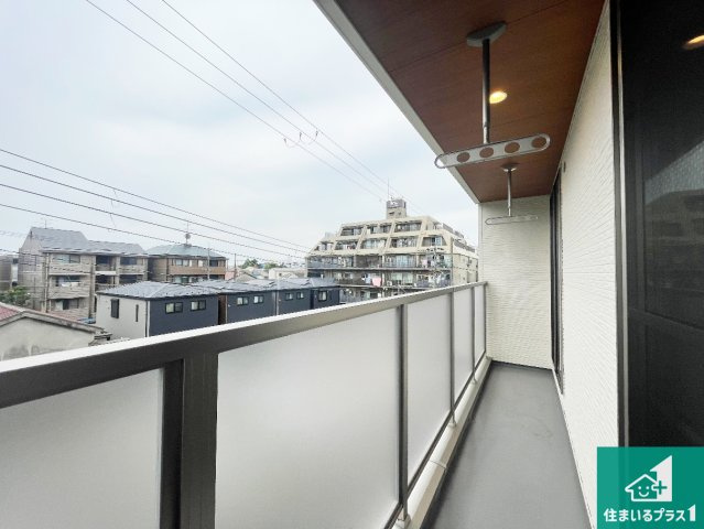 尼崎市崇徳院　中古一戸建てのバルコニー|南側に面したバルコニーですので明るい日差しを取り込み洗濯物をしっかり乾かしてくれます。
