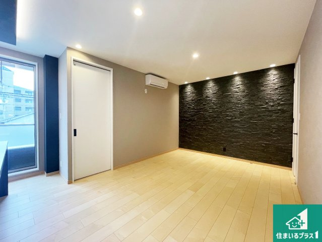 尼崎市崇徳院　中古一戸建て|明るいリビングで朝の目覚めもスッキリできそう！対面キッチンでご家族のコミュニケーションも自然と増える設計！小さなお子様が遊ぶスペースを作っても広々とくつろげるLDK！