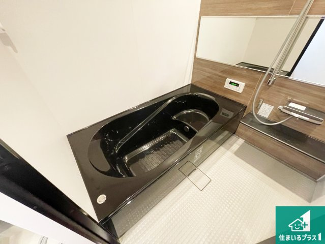 尼崎市崇徳院　中古一戸建ての浴室|ゆったりと足を伸ばせる浴室は一日の疲れを癒してくれる大切な空間です。浴室乾燥機も設置しているので、雨の日の洗濯物も安心です♪