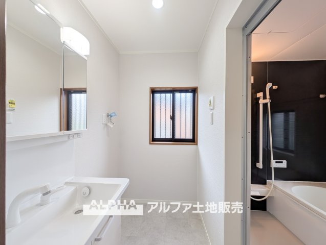 昭島市美堀町２丁目中古戸建のランドリースペース|【Laundry space】
◆ランドリースペース◆広々した空間で雨の日でも十分に洗濯物を乾かすことが出来ます。バスルームには浴室換気乾燥機も付いているので重宝しますね。