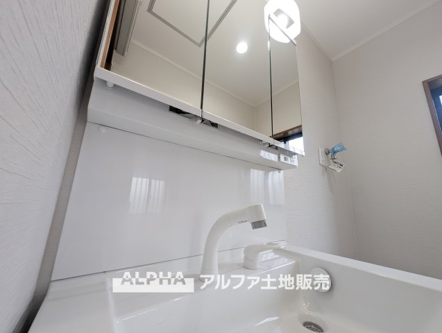 昭島市美堀町２丁目中古戸建の独立洗面台|【Vanit】◆洗面台◆身支度がしやすい洗面台は、収納力にも配慮した設計。朝の準備から帰宅後まで、家族みんなが使いやすい空間です。
