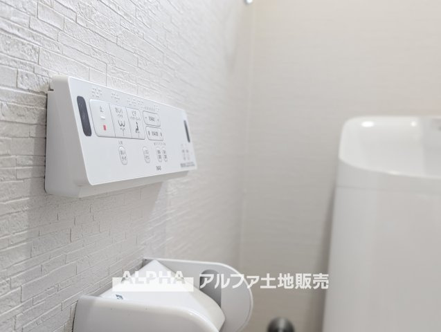 昭島市美堀町２丁目中古戸建のトイレ|【Warm water flush toilet】
◆温水洗浄便座付きトイレ◆お掃除も楽々。快適に過ごすためには今や欠かせない設備の一つです。壁掛けリモコンで使いやすくいつでも清潔に保てます。